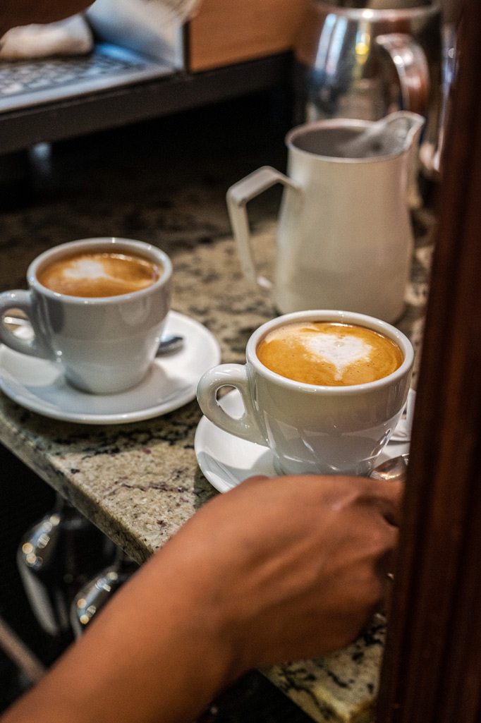 buen café, buena cerveza y mejores pintxos en el Zidor junto al hospital de Basurto